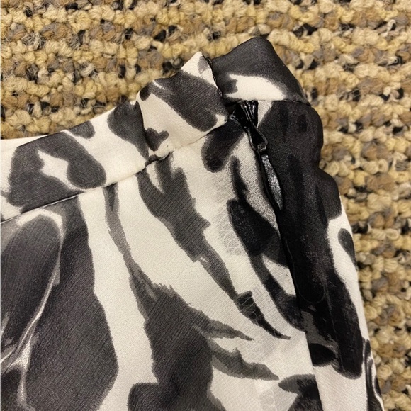 ♟️🐚Like New!Jaeger Black White Lined Silk Fliral Skirt - Picture 3 of 4
